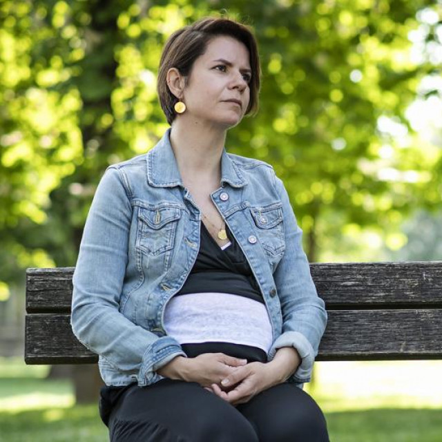 Mirela Čavajda; u krugu: Adolf Lukanović