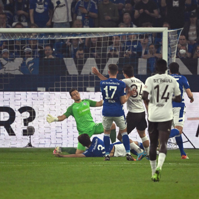 Igor Matanović zabija Schalkeu