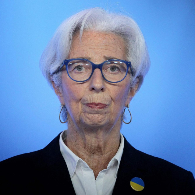 U e-mailu poslanom zaposlenicima ESB-a, Christine Lagarde napisala je kako razumije da su neki razočarani ovogodišnjim povišicama te je nadodala kako „indeksacija plaća uz inflaciju nije poželjna niti namjeravana“