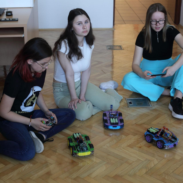 Članice tima Kiara Lemac, Ema Stankoski Hrgović i Lara Šijanović sa svojim robotima