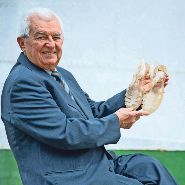 Ivan Elez imao je svoj par sandala. Njegove su bile
one najpopularnije, prozirne. Iako su mu 83 godine, Elez zvuči svježe, smije se s veseljem. Ima zastrašujuću memoriju. Pamti svaku godinu, brojku, imena. Jednako one od prije 40 godina i one od prekjuče