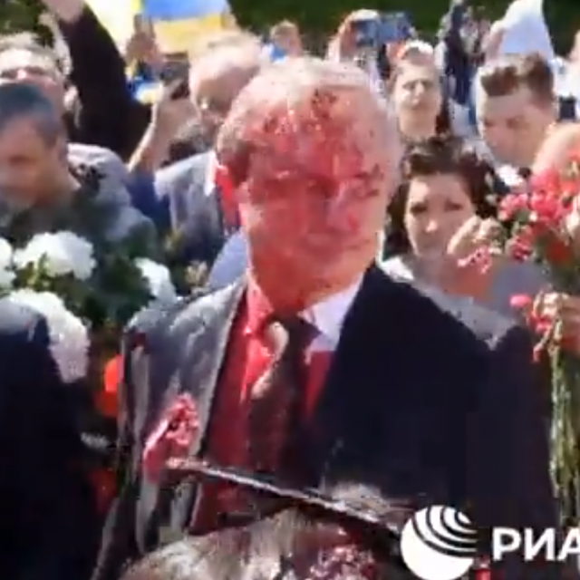 Sergej Andrejev poliven crvenom bojom