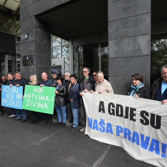 Na fotografiji: Prosvjed koji su u Zagrebu održali mještani Kosinja i Zelena akcija