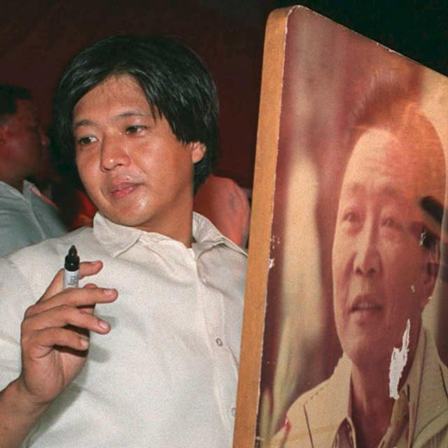 Ferdinand Marcos Jr. sa slikom svog oca