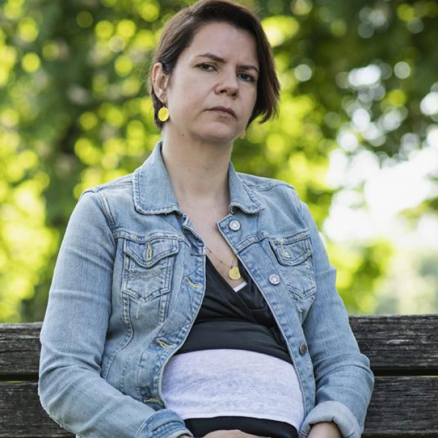 Mirela Čavajda, Vili Beroš (u krugu)