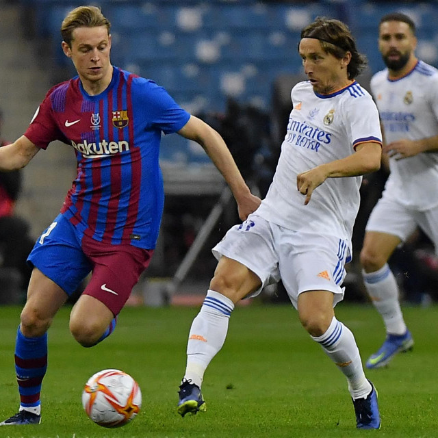 Frenkie de Jong u dvoboju s Lukom Modrićem