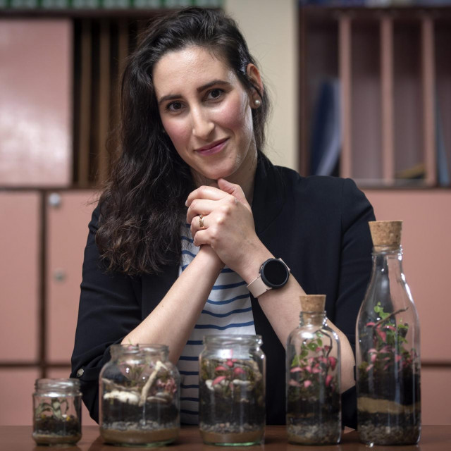 Profesorica Vera Ožegović s učenicima izrađuje terarije