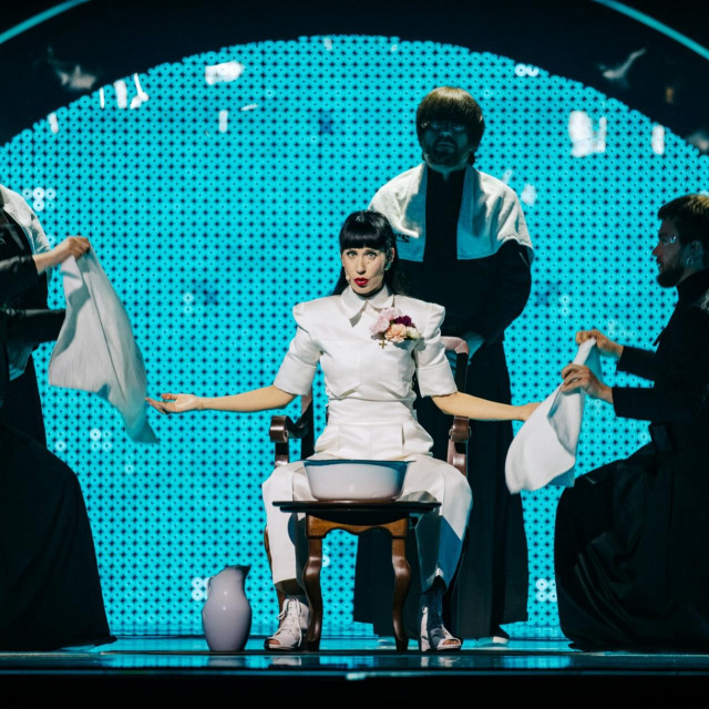Konstrakta je Eurosongu nastupila u bijelim borosanama.