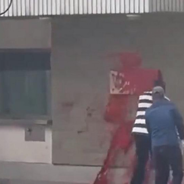 Poljsko veleposlanstvo u Moskvi poprskano crvenom bojom