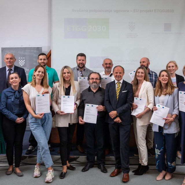 Zajednička fotografija nakon potpisivanja ugovora odabranih tvrtki iz Hrvatske u projektu European Tourism Going Green 2030.
 