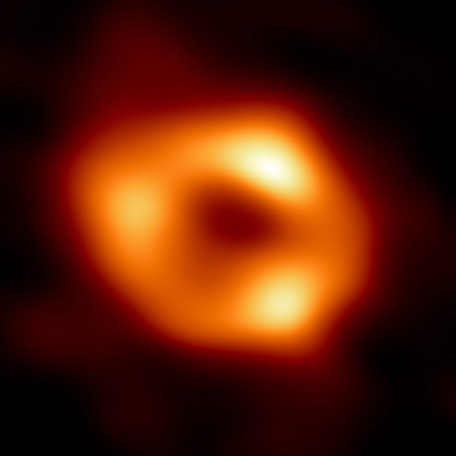 Prva fotografija crne rupe Sagittarius A u središtu ga galaksije Mliječni put