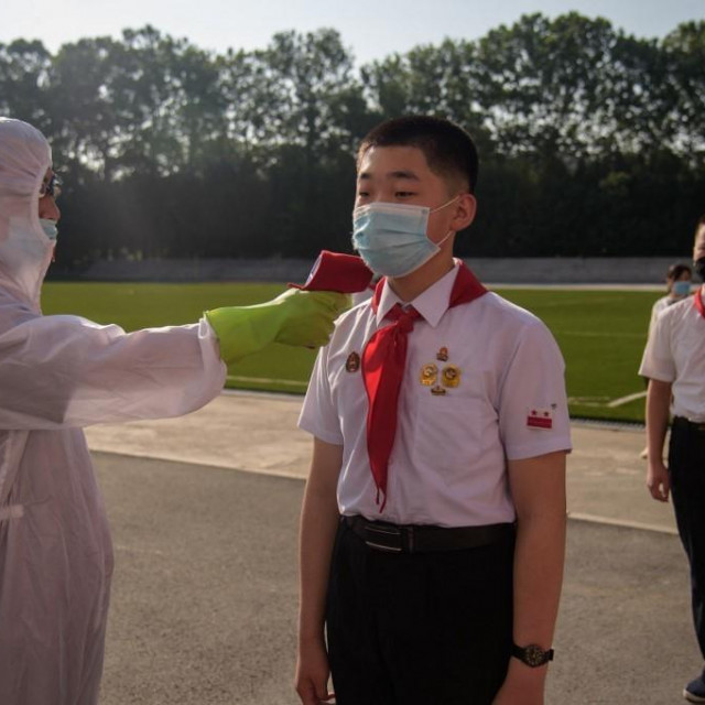 Mjerenje temperature zbog kao mjera prevencije u Sjevernoj Koreji/Arhivska fotografija