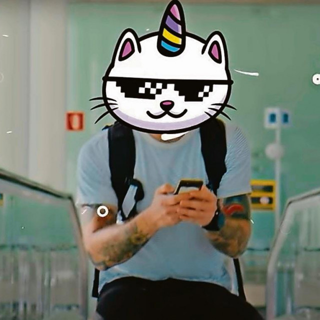 Telemach sad ima novu verziju reklame u kojoj je mačja glava više nije plava nego bijela, i u kojoj nema kosu kao Sarmadova
