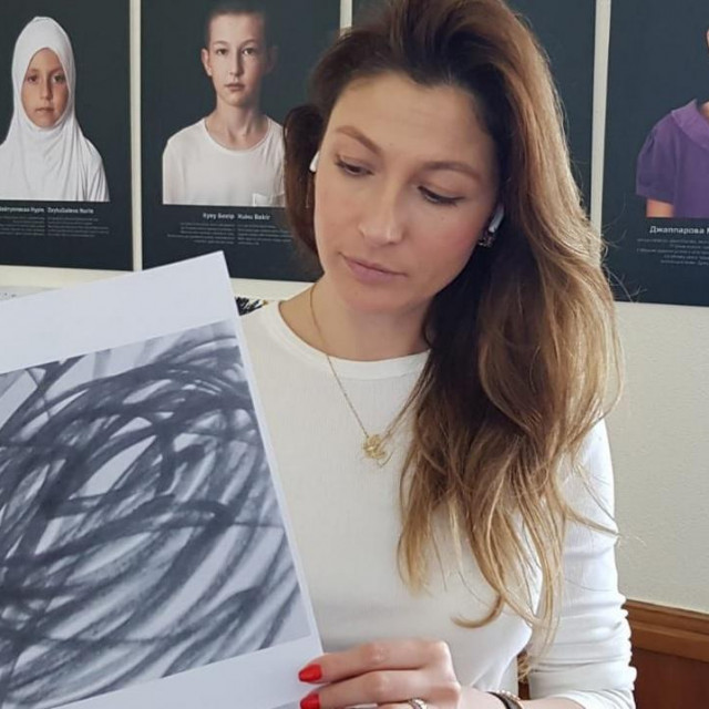 Emine Džaparova pokazuje navodni crtež dječaka
