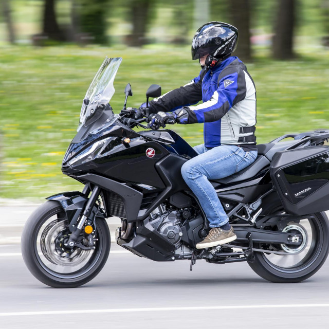 Hondin mješanac tourera i adventurea nevjerojatno je udoban i bogato opremljen, a jeftiniji od sličnih motocikala BMW-a, Ducatija ili Moto Guzzija. Proizvodi se u Japanu