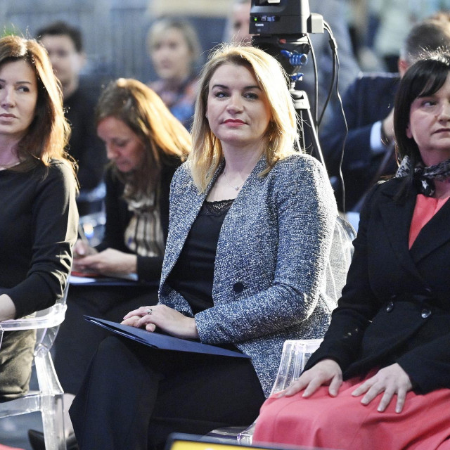 Nikolina Brnjac (u sredini)