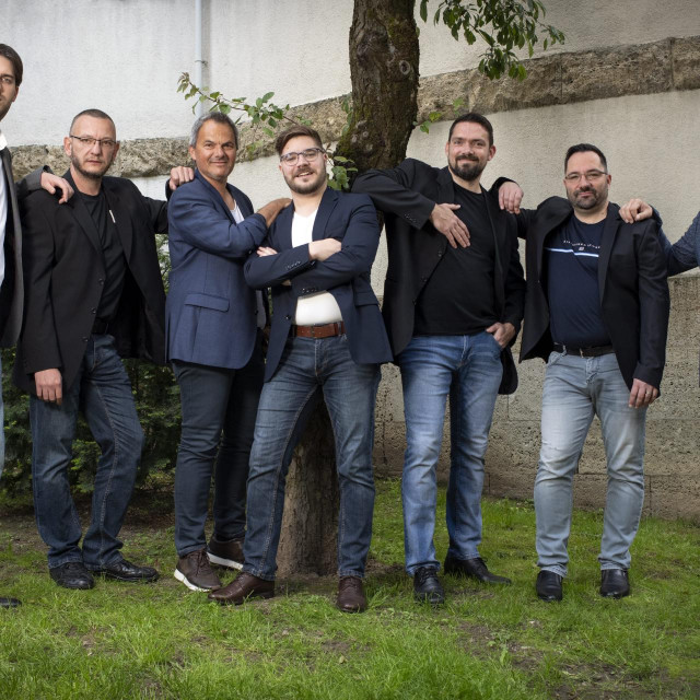 Zagreb, 100522.
Kordunska.
Vokalni ansambl Sveti Blaz, sastavljen od najboljih opernih pjevaca Roko Radovan, Domagoj Dorotic, Ivo Gamulin Gianni, Ljubomir Puskaric, Ozren Bilusic, Luciano Batinic, Toni Nezic.