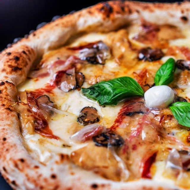 Mozzarella fior di latte, vrganji, crni tartuf, dimljeni obrazi crne svinje, svježi bosiljak.