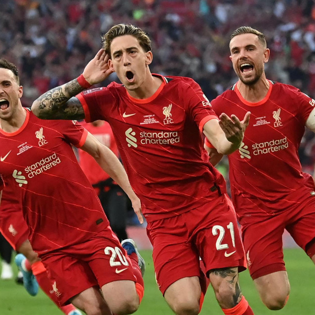 Kostas Tsimikas  slavi nakon što je zabio odlučujući penal