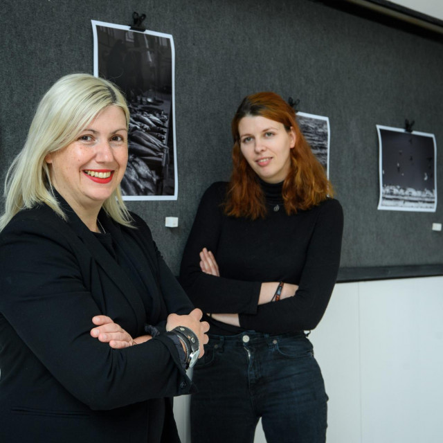 Predsjednica Maja Prgomet i tajnica Ana Žanko u u galeriji Fotokluba Split