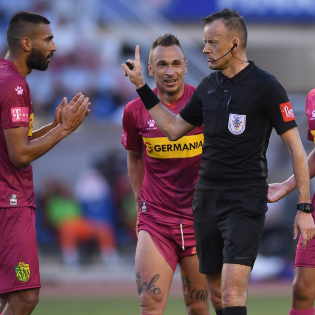 Igrači Istre i sudac Zdenko Lovrić