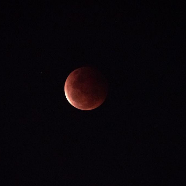 Potpuna pomrčina Mjeseca (ilustracija)