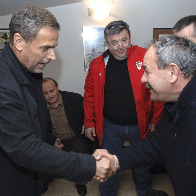 Darko Turopoljac čestita pobjedniku Milanu Bandiću.
 