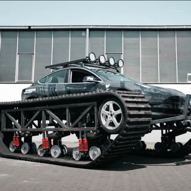 Tesla Model 3 s gusjenicama