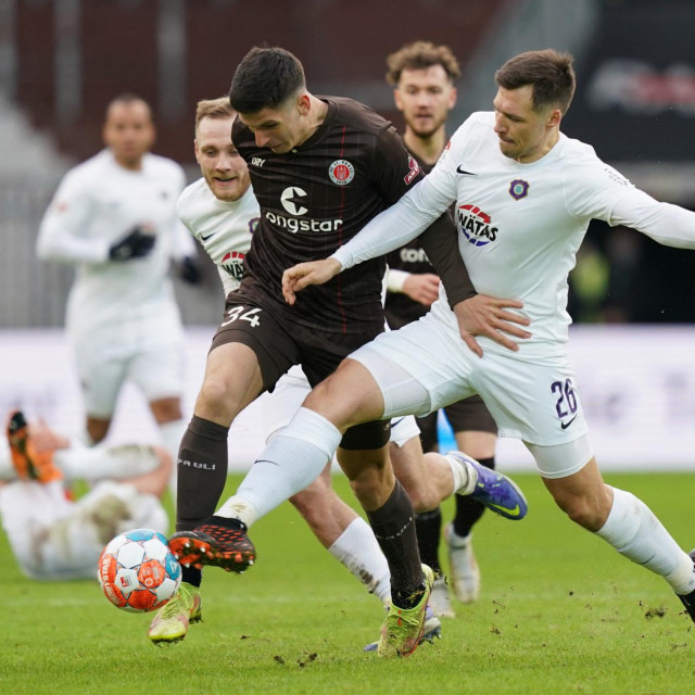 Igor Matanović s loptom u akciji u dresu St. Paulija