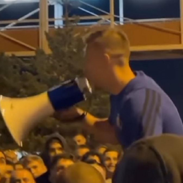 Mislav Oršić na leđima navijača