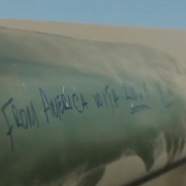 Na oružju je i poruka 'Iza Amerike s ljubavlju'