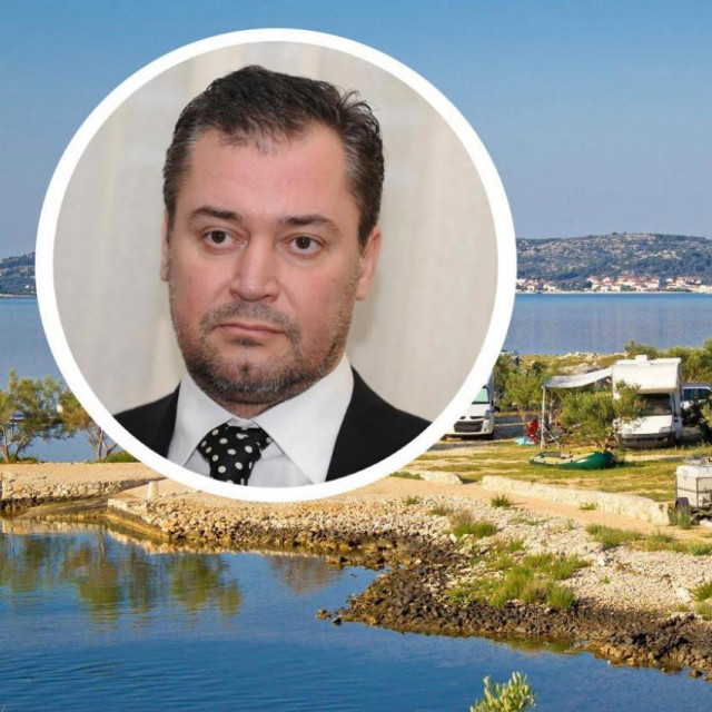 Otok Murter, Aleksej Frolov (u krugu)