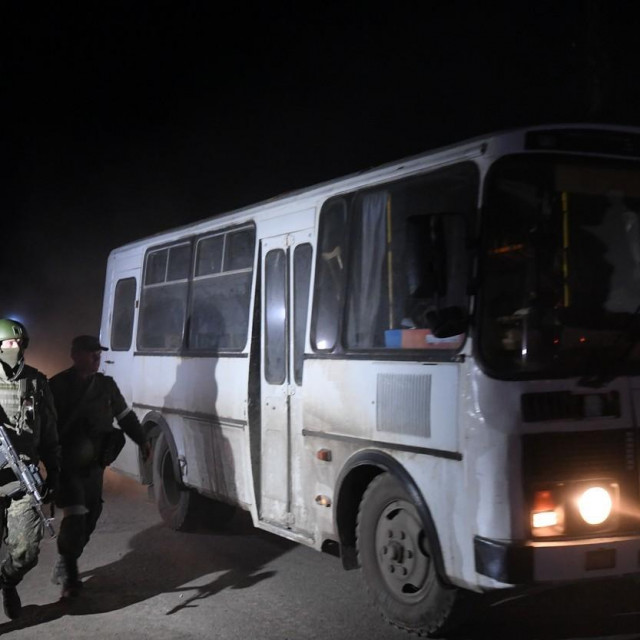 Vozila ruskih separatista, u kojima su navodno ukrajinski borci, napuštaju postrojenje Azovstala