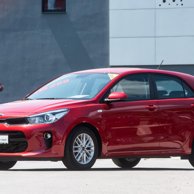 Dojam vizualno dopadljivog i modernog, a jednostavnog gradskog auta pružen je i za volanom. Šteta je što su plastične površine (jeftino) tvrde