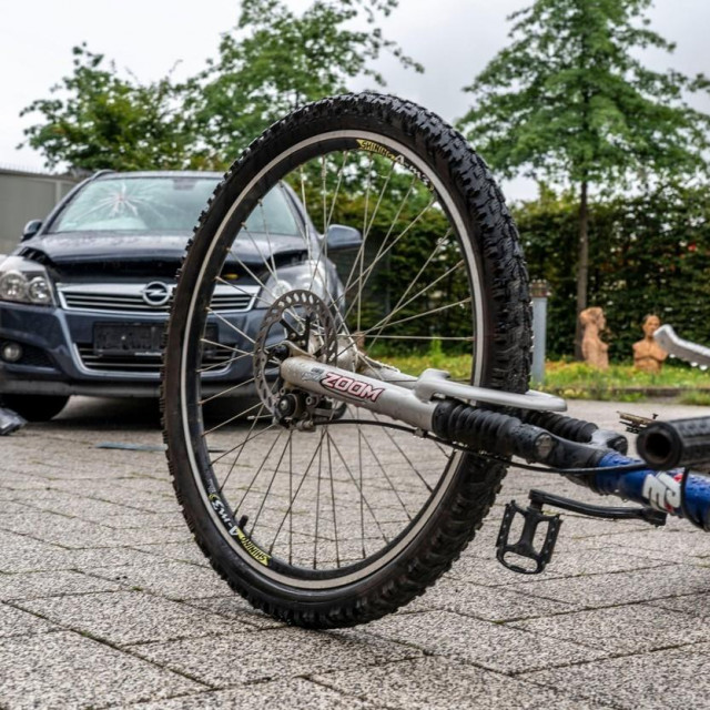 Nalet automobila na biciklista (ilustracija)