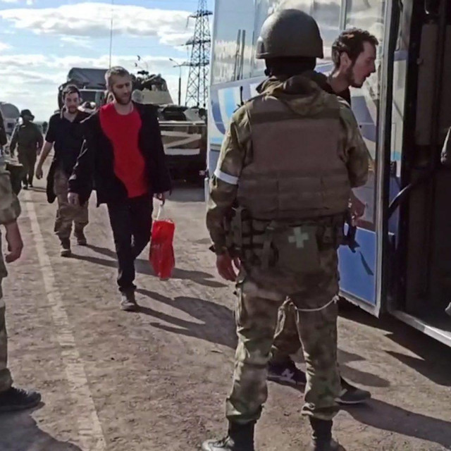Prizor ”evakuacije” ukrajinskih boraca iz Azovstala