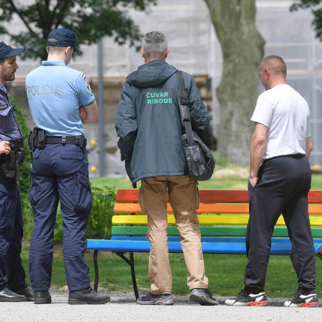 Obojana klupica vraćena je na mjesto, a na teren je izašla i policija