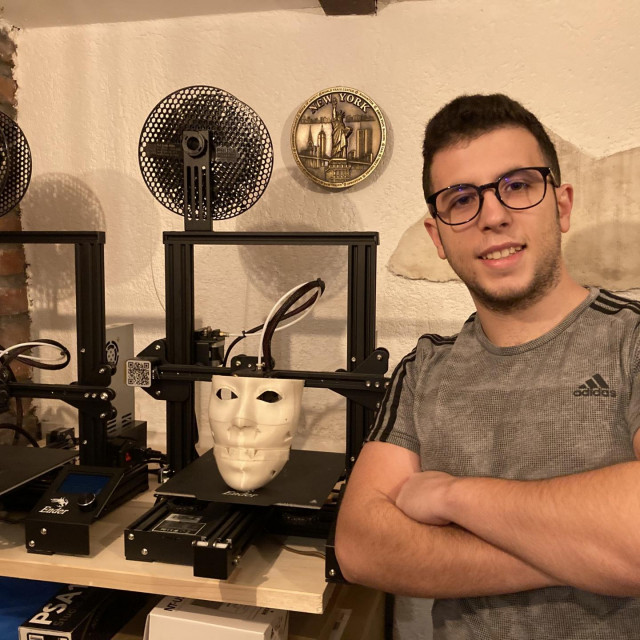Karlo Džafić s riječkog Tehničkog fakulteta doma radi humanoidnog robota pomoću 3D printer