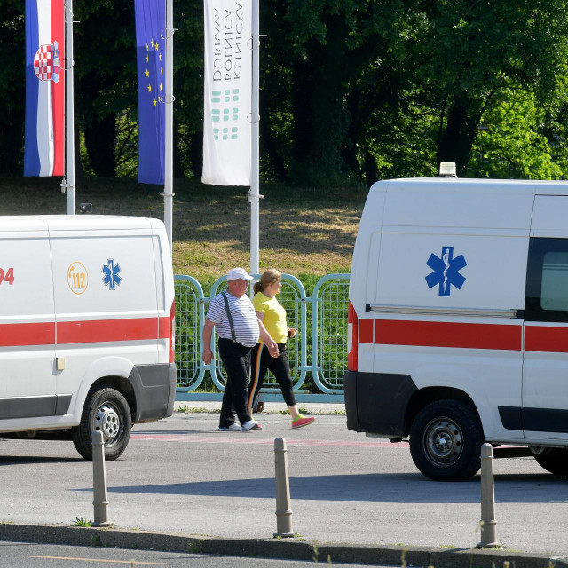Parkirana vozila saniteta i hitne pomoći ispred KB Dubrava