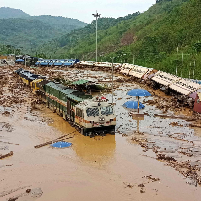 Vlak u Indiji koji se prevrnuo zbog odrona zemlje izazvane kišama