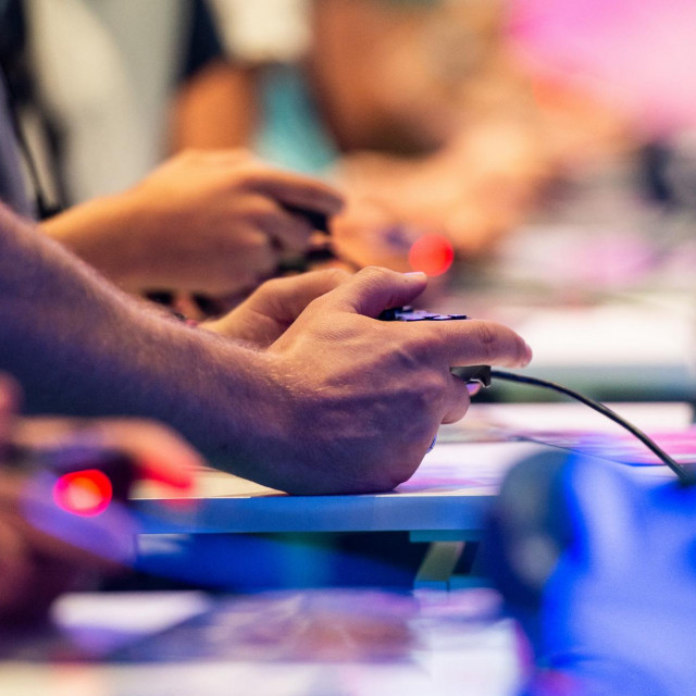 Analitičar Daniel Ahmad ustvrdio je da je neto prihod EA-a u 2021. od ”Ultimate Team” moda igranja u svim svojim sportskim igrama iznosio 1,62 milijardi dolara