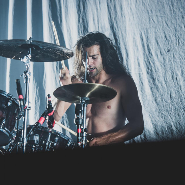 Pjesme Night Verses ne slijede klasičnu strukturu, nego meandriraju poput kakve rijeke, a nose ih beskrajno kreativni te unikatni ritmovi bubnjara Arica Improte (na fotografiji)