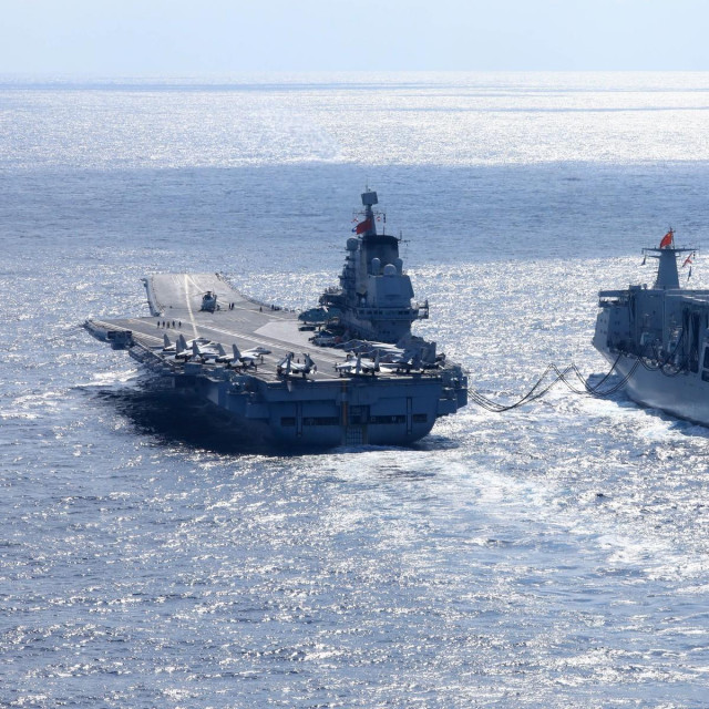 Kineski nosač zrakoplova Liaoning (lijevo)/Arhivska fotografija