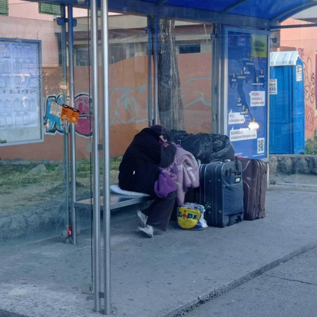 Žena s koferima već neko vrijeme boravi na stanici na Sukoišanu