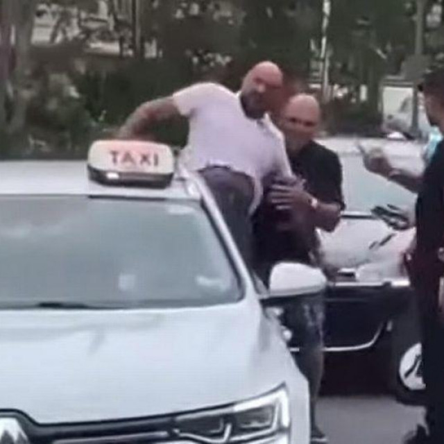 Tyson Fury kicks taxi