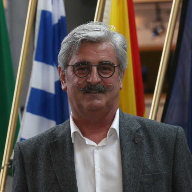 Zastupnik u EU Parlamentu, Claude Gruffat, tvrdi kako je prijedlog o oporezivanju korporacija porezna i društvena pravda