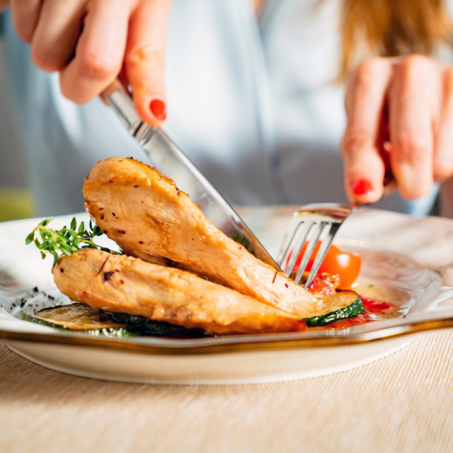Usredotočite se na to da jedete uravnoteženu kombinaciju proteina, ugljikohidrata, masti i povrća kako ne biste zatrpali tijelo s previše mesa u želji da konzumirate što više proteina