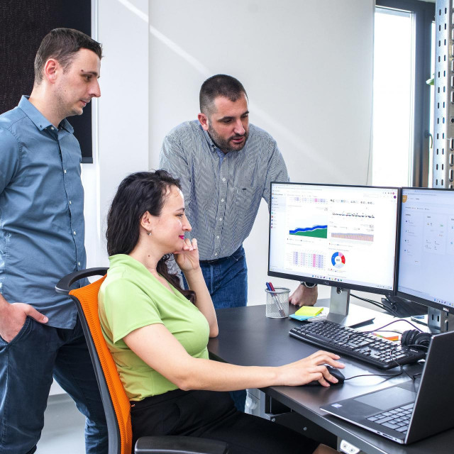 Product Owner Mario Znika, Head of Engineering Nives Bučić Petrušić i Toni Frankola, suosnivač i izvršni direktor tvrtke SysKit