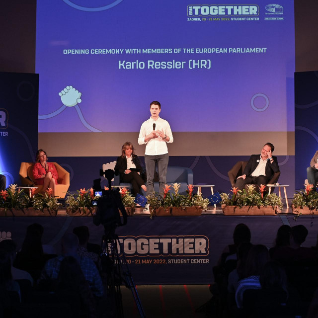 Međunarodni susret škola ambasadora Europskog parlamenta.
Na fotografiji: Frank Piplat, Violeta Simeonova Staničić, Sunčana Glavak, Karlo Ressler, Stephen Clark i Andrea Lovei
 