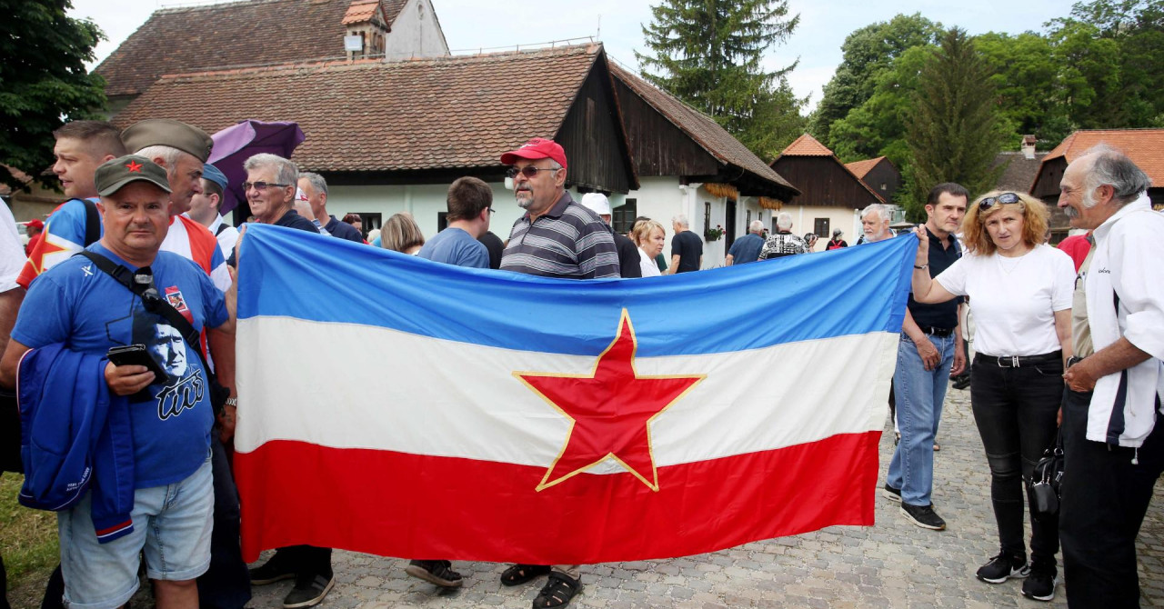 Tisuće titoljubaca u Kumrovcu slavilo 130. rođendan Josipa Broza, došao i  Mesić: 'Nekad smo živjeli bogatije i sigurnije' - Jutarnji list